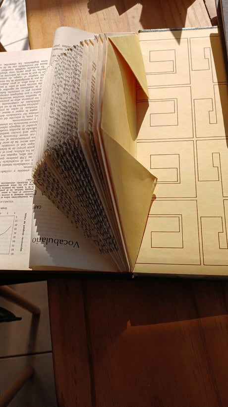 TALLER BOOKFOLDING  ... TRANSFORMANDO LIBROS EN ARTE  BY OLGA CARTONERA